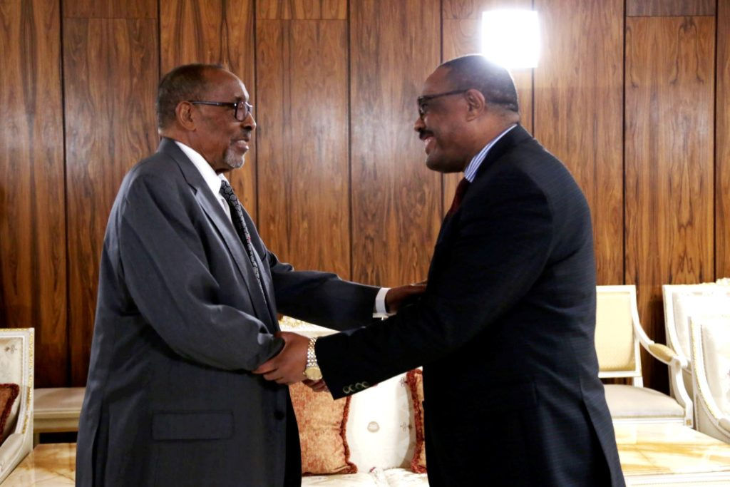 Somaliland’s former President Ahmed Mohamed Mohamoud “Silanyo” shaking hands with Ethiopia’s former Prime Minister, Hailemariam Desalegn